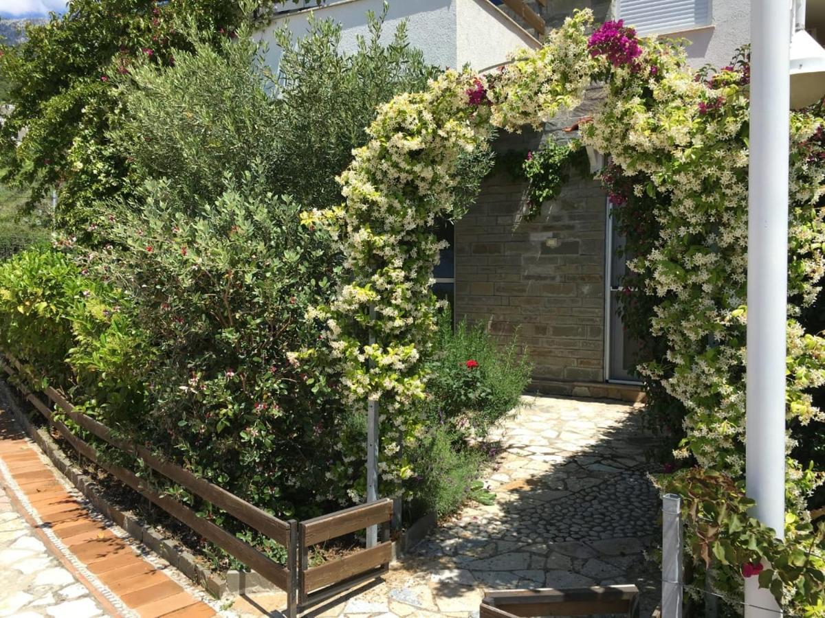 Olives Residence Dhermi Bagian luar foto